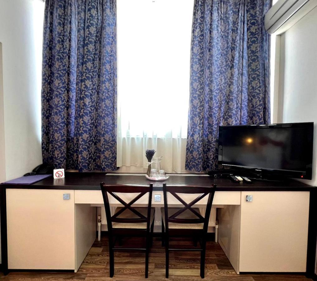 Iris Hotel Chisinau Ngoại thất bức ảnh