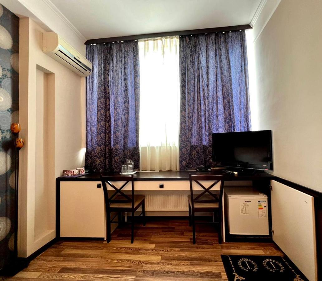 Iris Hotel Chisinau Ngoại thất bức ảnh
