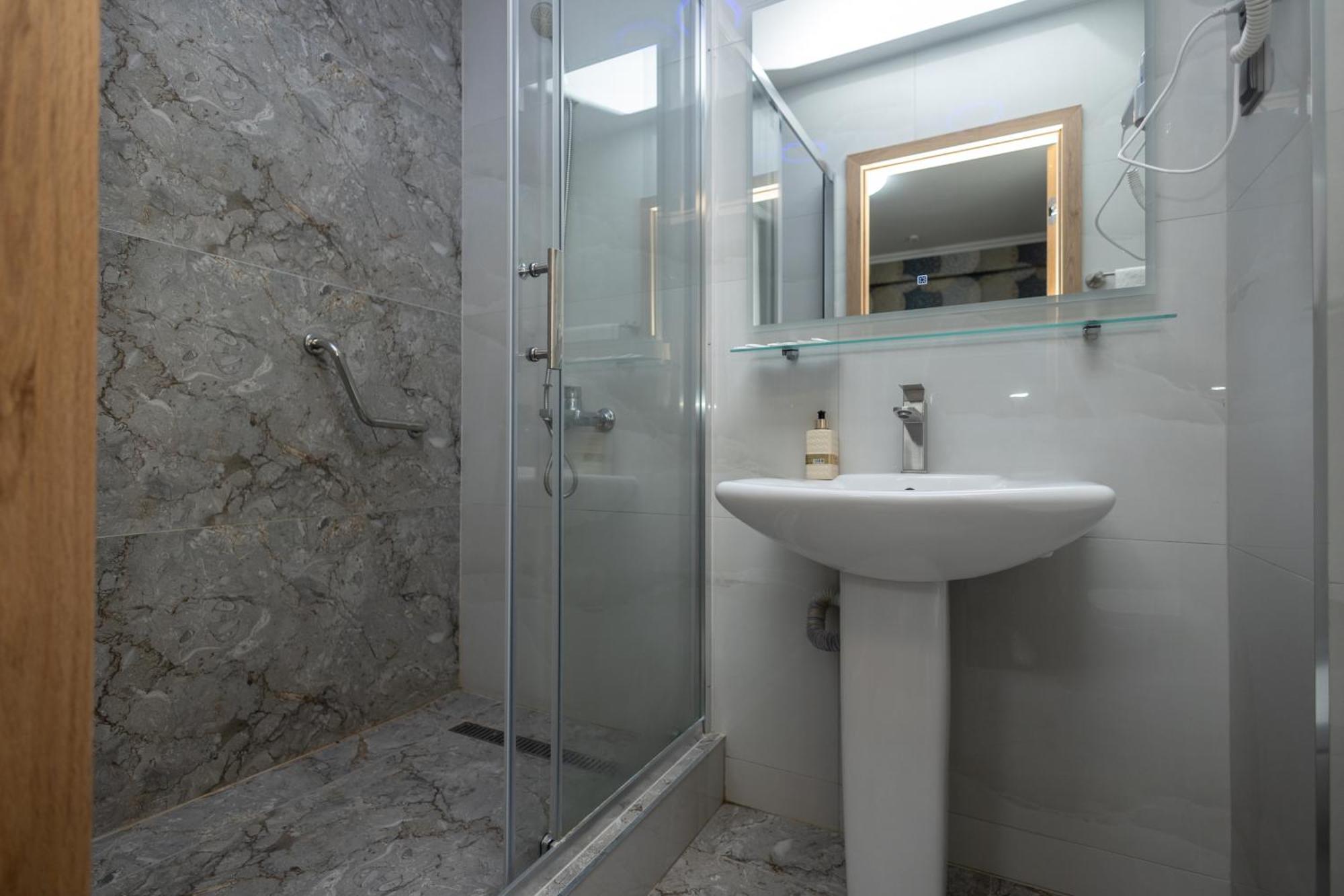Iris Hotel Chisinau Ngoại thất bức ảnh