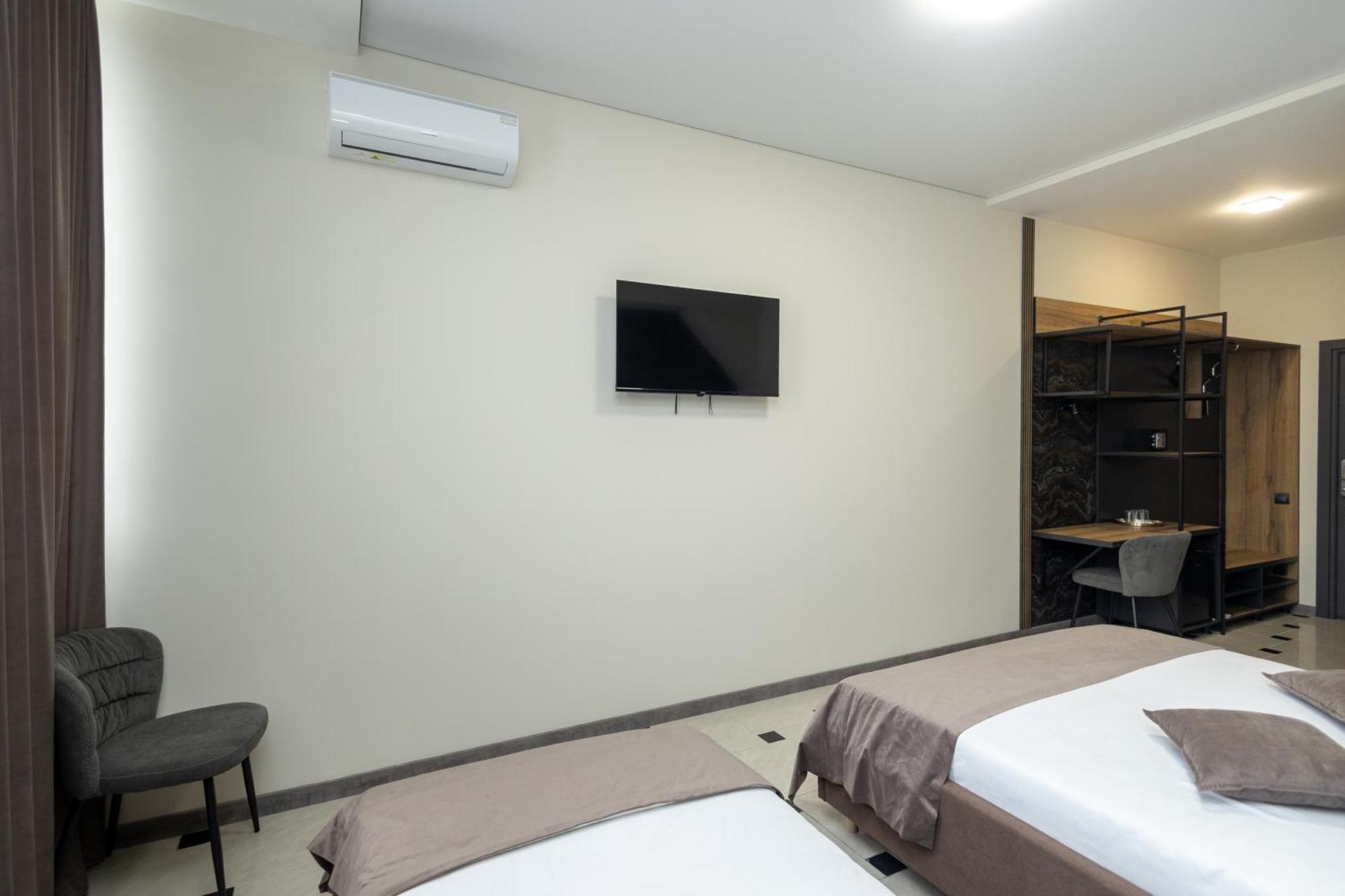 Iris Hotel Chisinau Ngoại thất bức ảnh