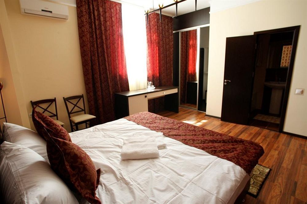 Iris Hotel Chisinau Ngoại thất bức ảnh